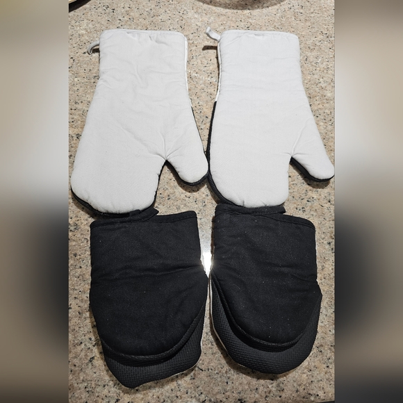 Mickey and Minnie Mouse Oven Mitts and Pot Holders - Picture 2 of 2